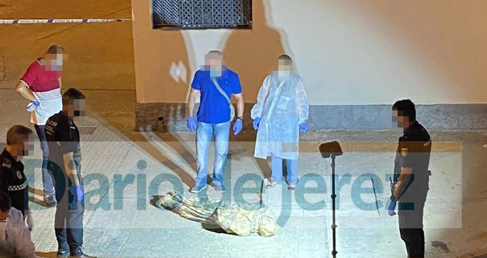 El cuerpo de la víctima, momentos después de ser recuperado del contenedor por la Policía.