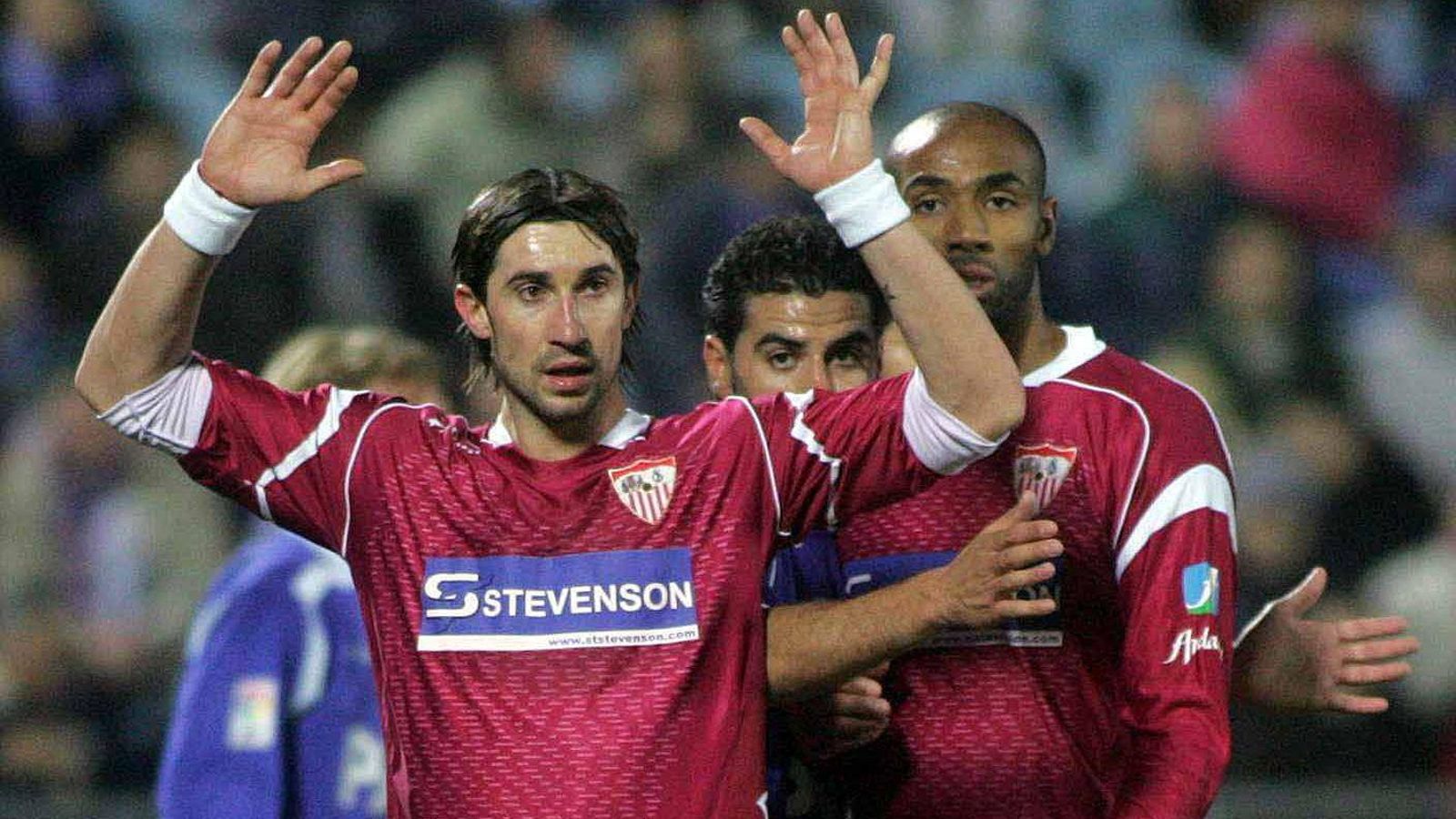 Ivica Dragutinovic, en un encuentro contra el Getafe junto a Kanouté.
