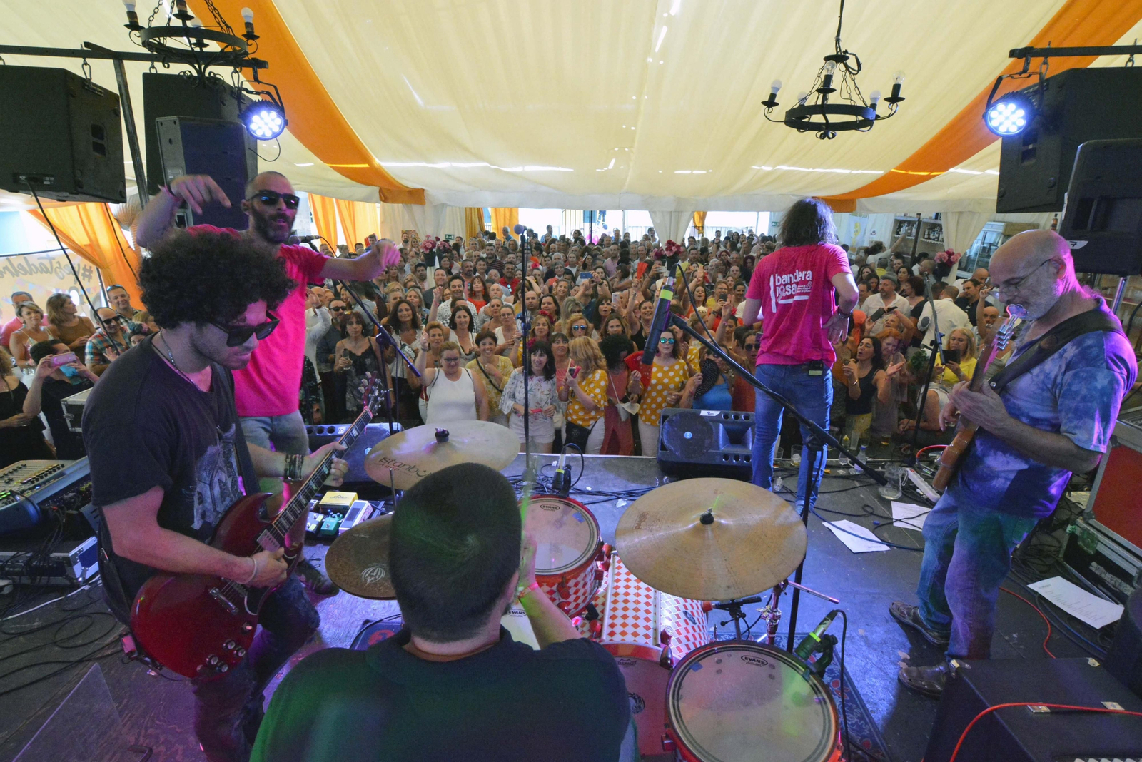 Una caseta llena, en la Feria algecireña de 2019.