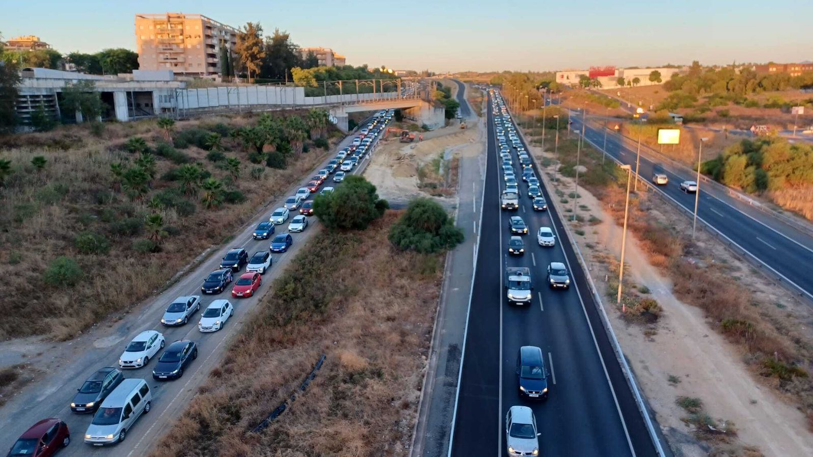 Un accidente provoca un atasco kilométrico en la A-49 sentido Sevilla