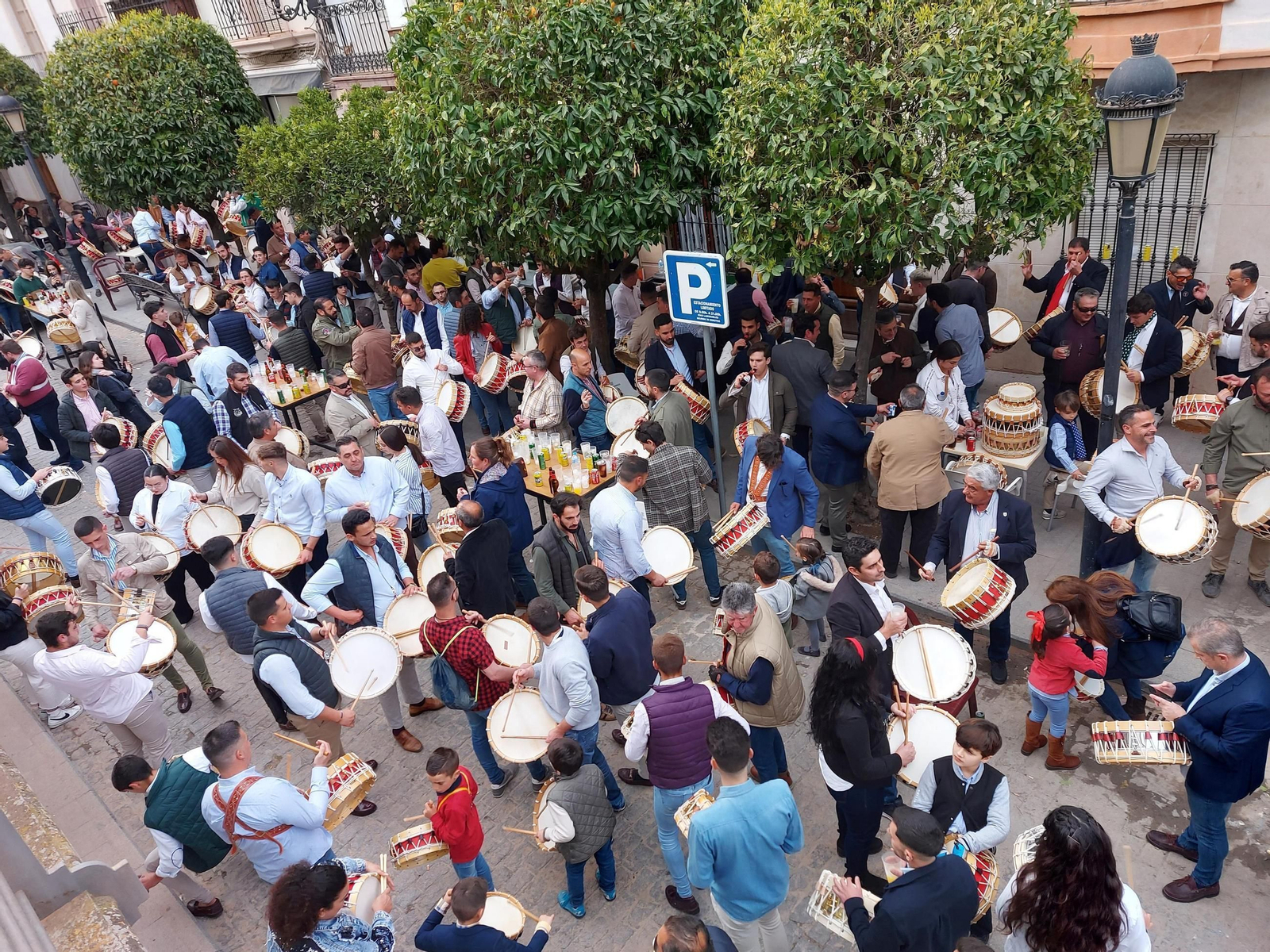 Cientos de presonas tocan el tambor en Baena en la víspera de San José.
