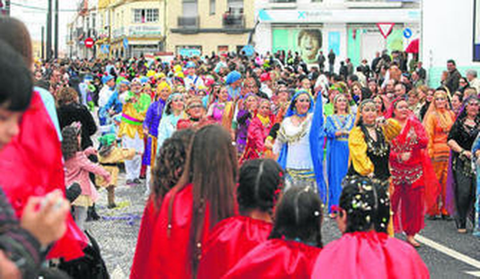 Un grupo de mujeres escenifican la danza del vientre durante un momento del recorrido a la altura de la Plaza de Andalucía.
