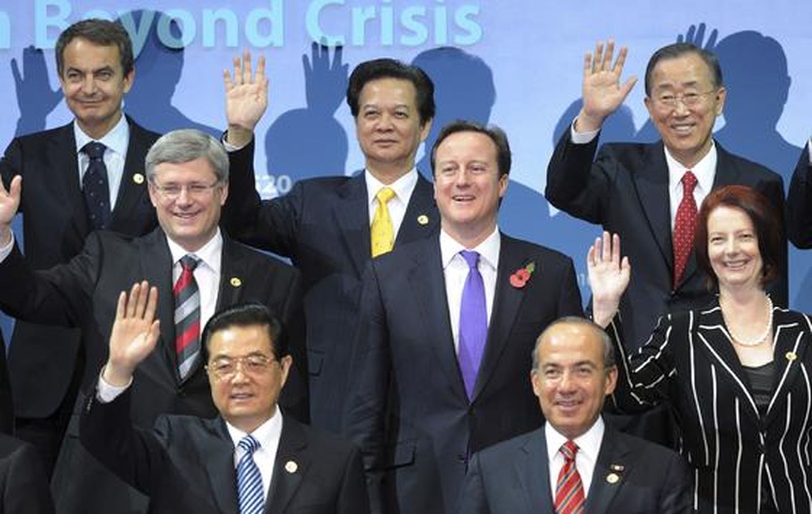 El presidente chino Hu Jintao, el mexicano Felipe Calderón, el primer ministro canadiense Stephen Harper, el británico,David Cameron, la australiana Julia Gillard, el presidente del gobierno español, Jose Luis Rodriguez Zapatero, el primer ministro vietnamita Nguyen Tan Dung, y el secretario general de la ONU, Ban Ki-Moon, posan para la foto de familia de la cumbre del G20.


Foto: Agencias
