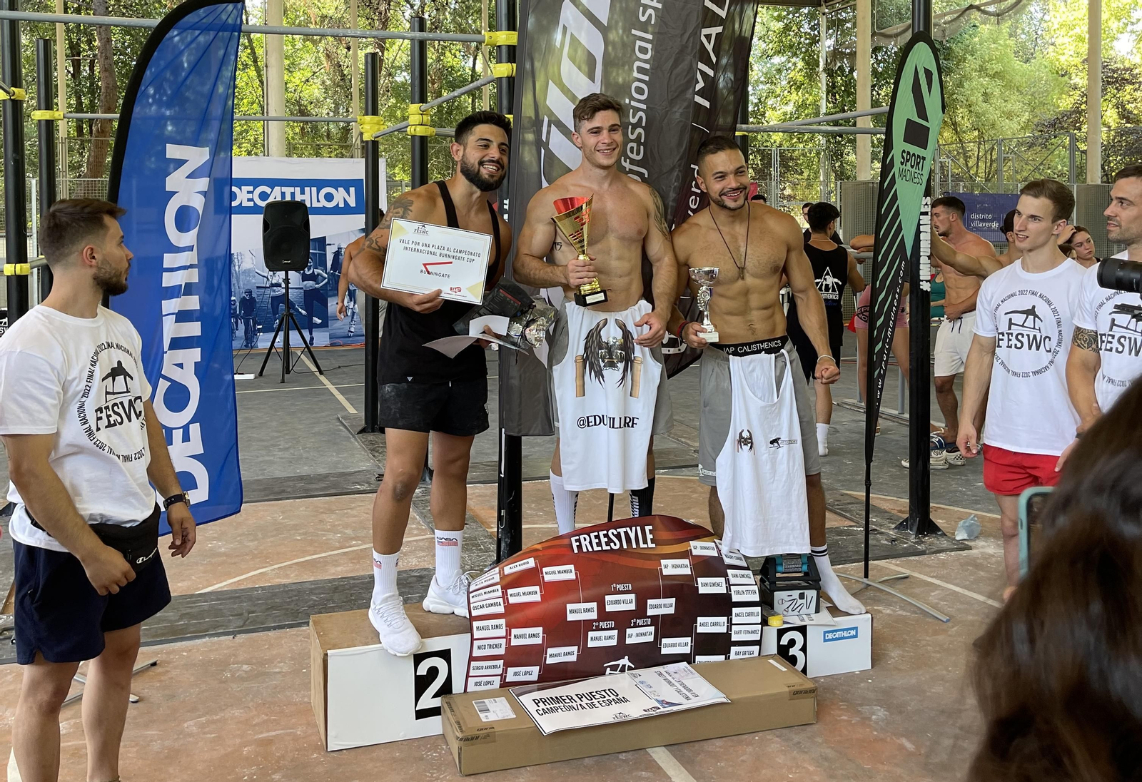 Edu Villar sobre el podio al ser campeón de España de calistenia.