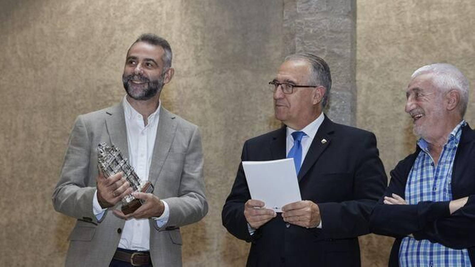 El poeta al recibir su galardón en Pamplona.
