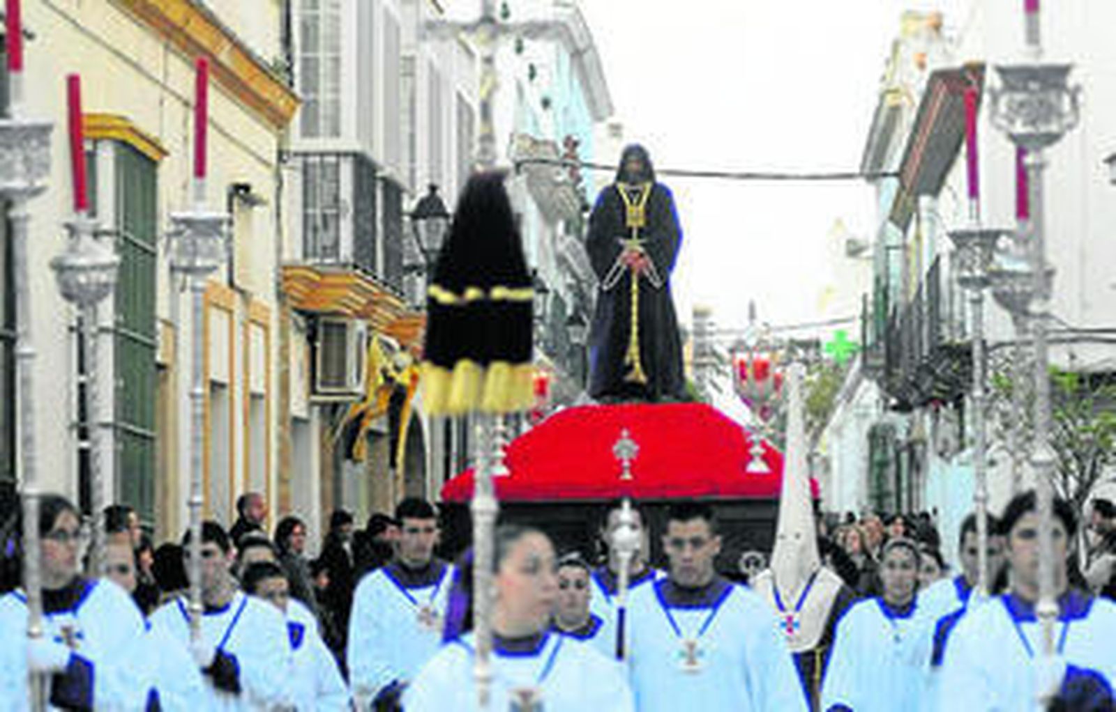 El paso de Jesús Cautivo, precedido del cuerpo de acólitos.