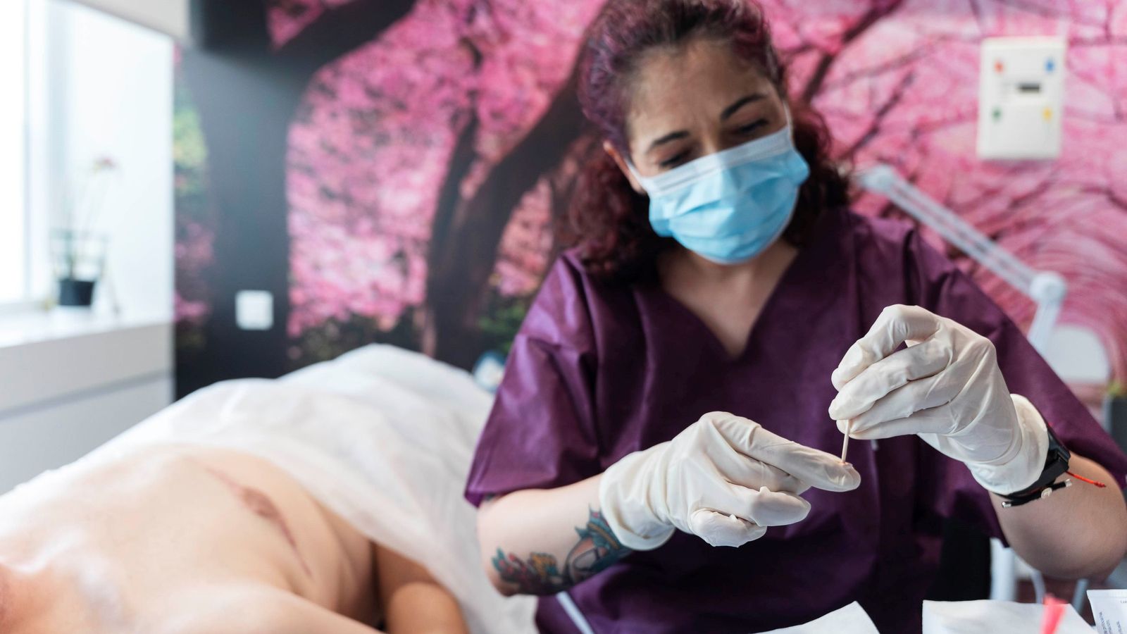 Cristina Sola, enfermera y responsable de la Consulta de Micropigmentación del Hospital Universitario Torrecárdenas