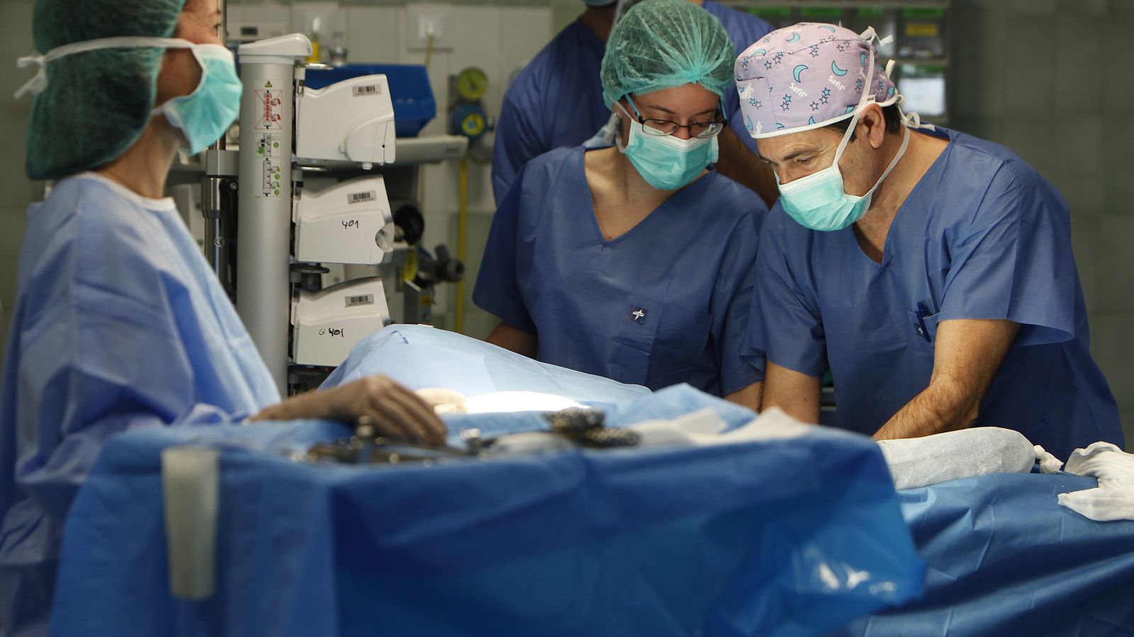Un equipo de especialistas intervienen a una mujer en el Hospital Macarena.