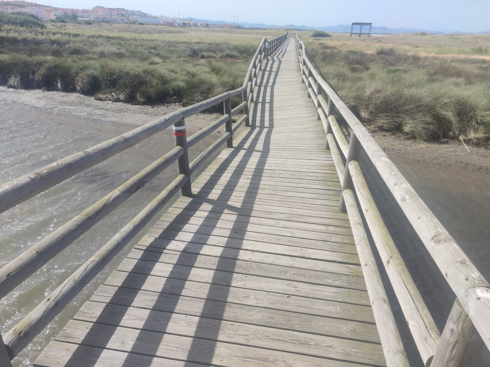 El puente peatonal sobre el río Jara, en Tarifa.