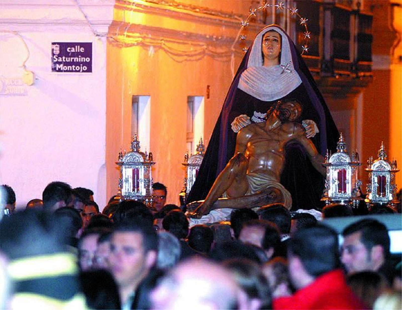 2005. Los titulares de la hermandad de la Caridad presidieron el Vía Crucis del Consejo, al que ese año asistió el obispo diocesano, por entonces, Antonio Ceballos