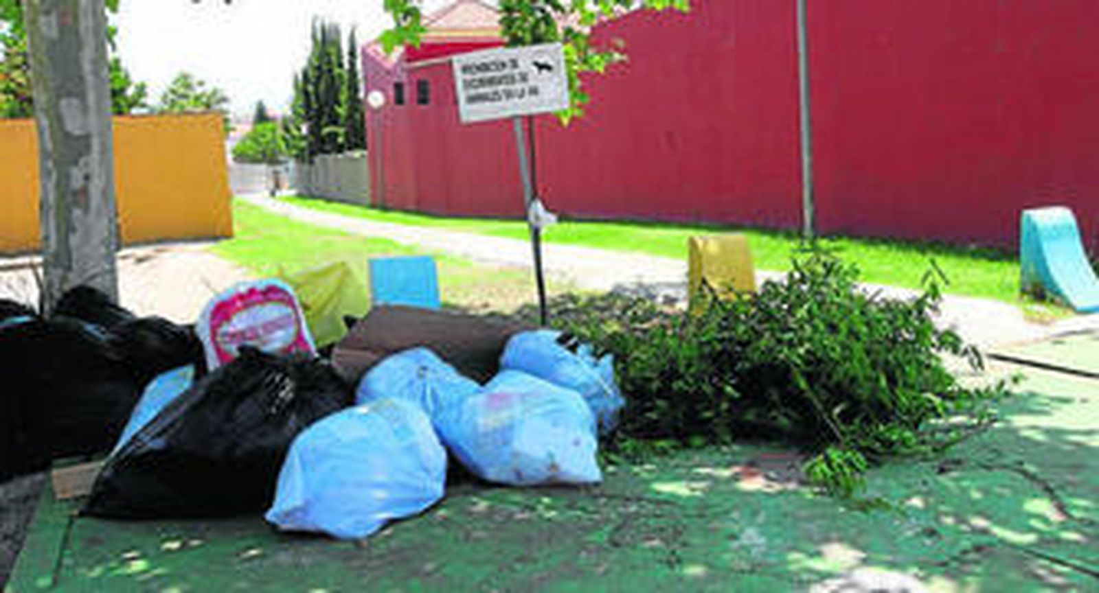 Las basuras acumuladas en el lugar donde hubo un cubo, en la urbanización Aldebarán.