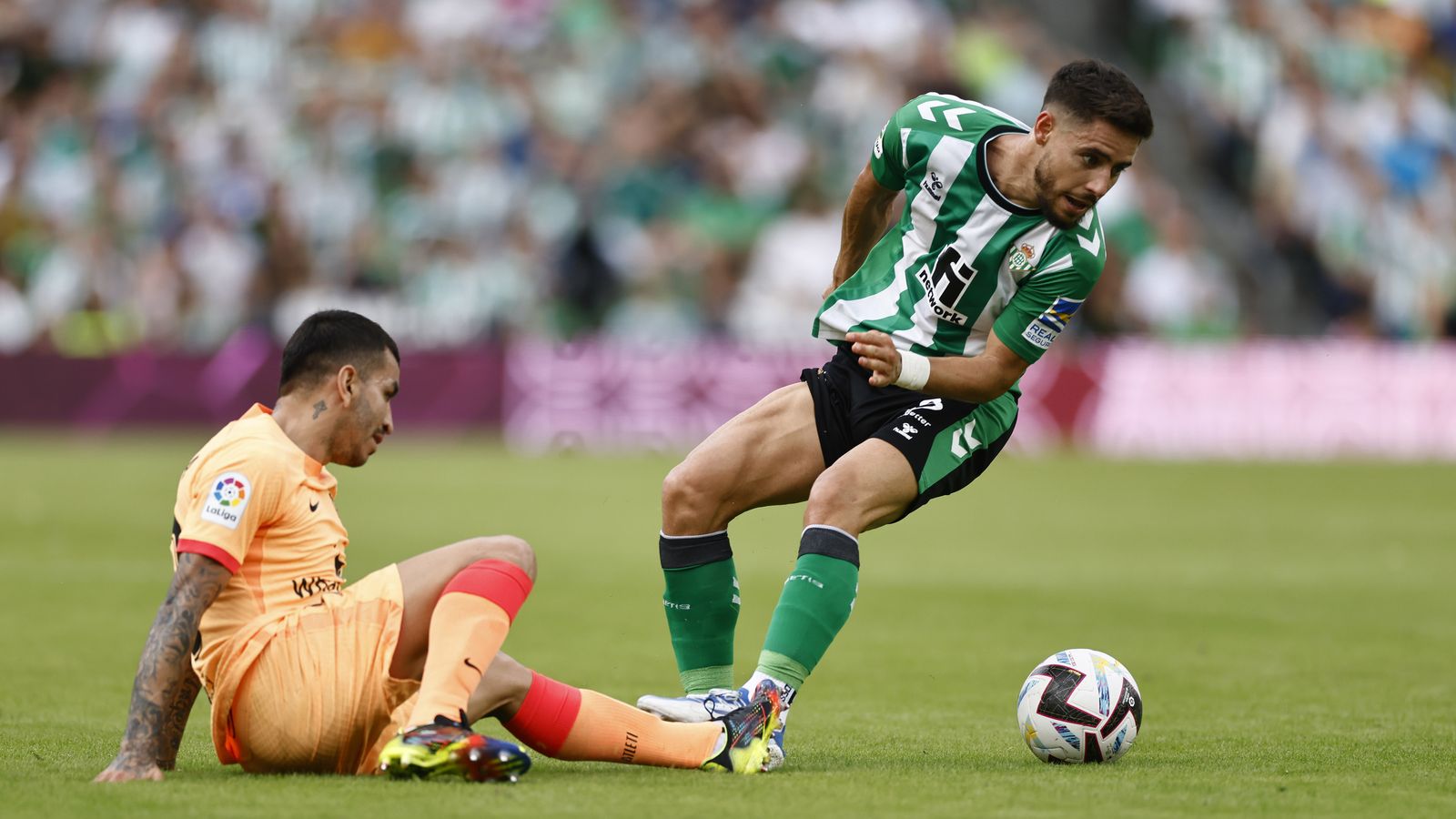 Álex Moreno trata de superar a Correa.