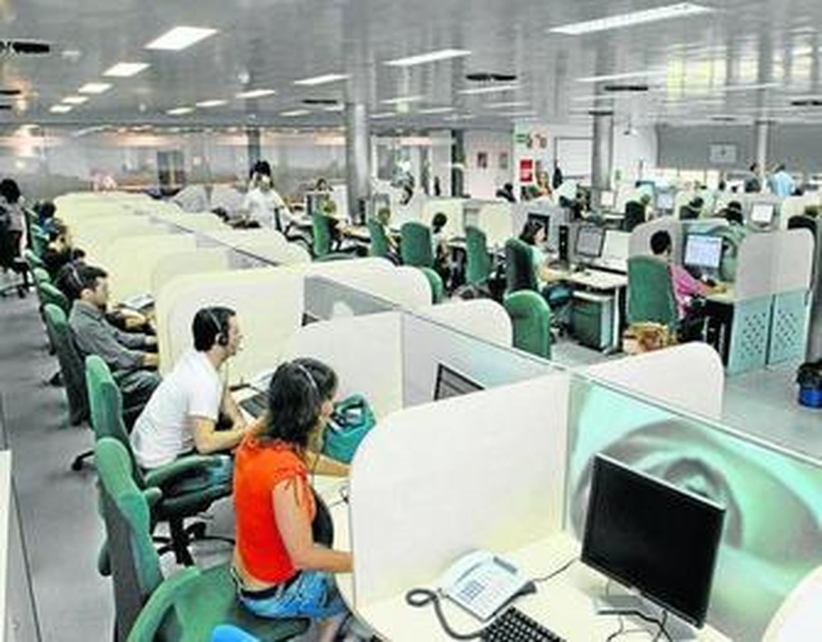 Un grupo de teleoperadores del servicio Salud Responde, en una imagen de archivo.