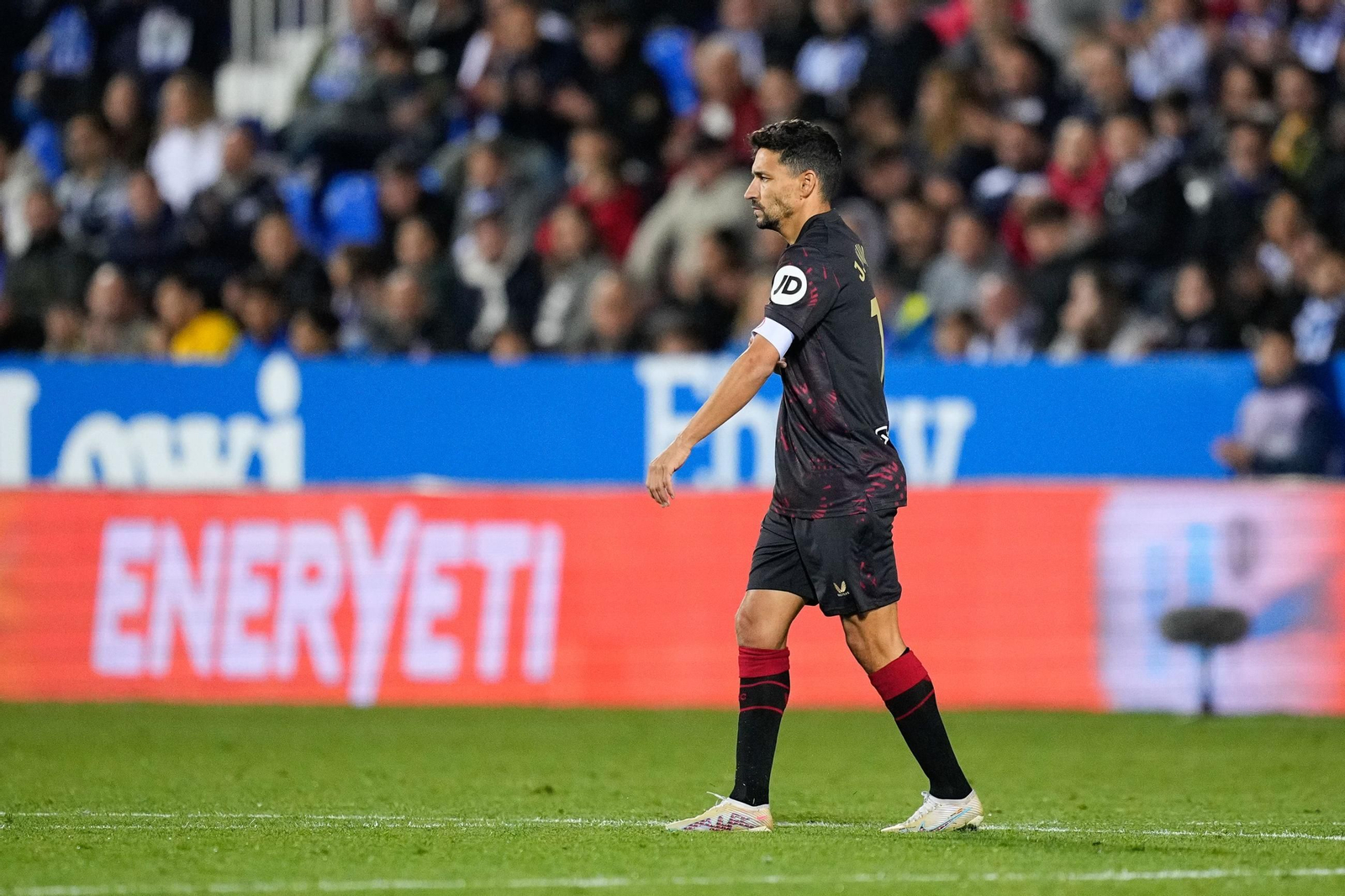 Jesus Navas, serio, durante el partido del Sevilla en Butarque.