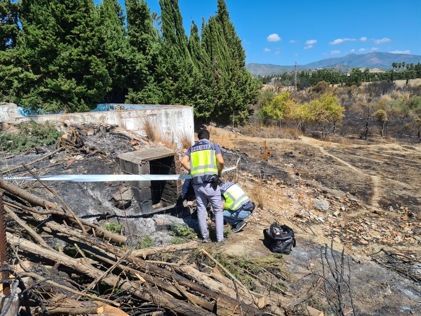 Policía científica en el incendio de Estepona