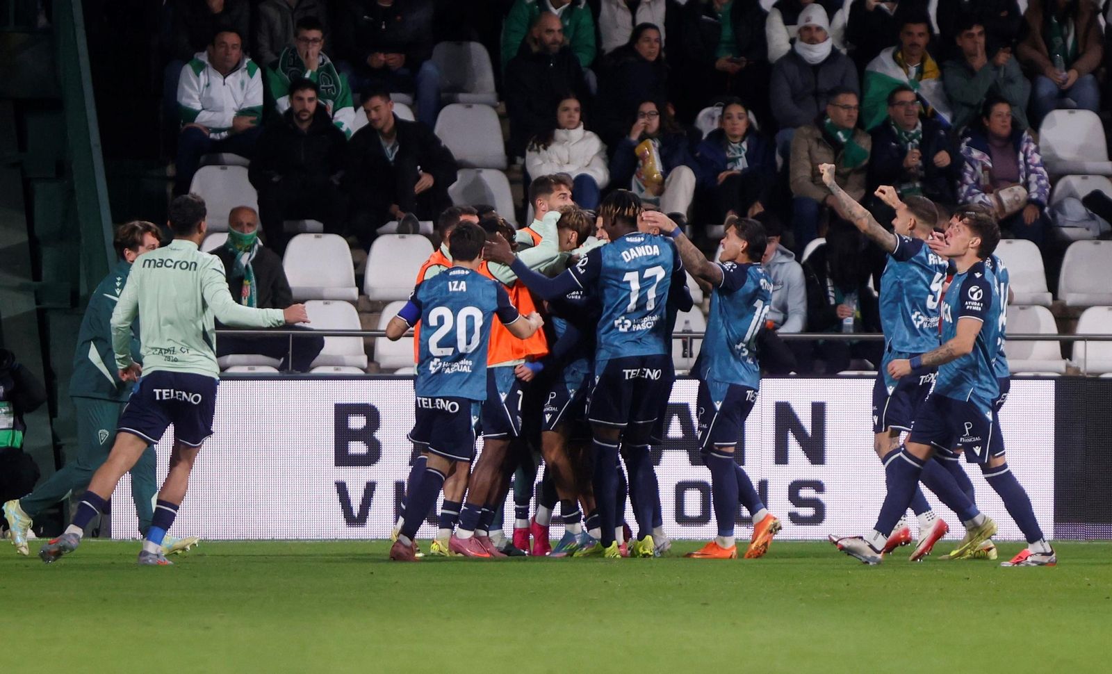 Los cadistas celebran el gol de De la Rosa.