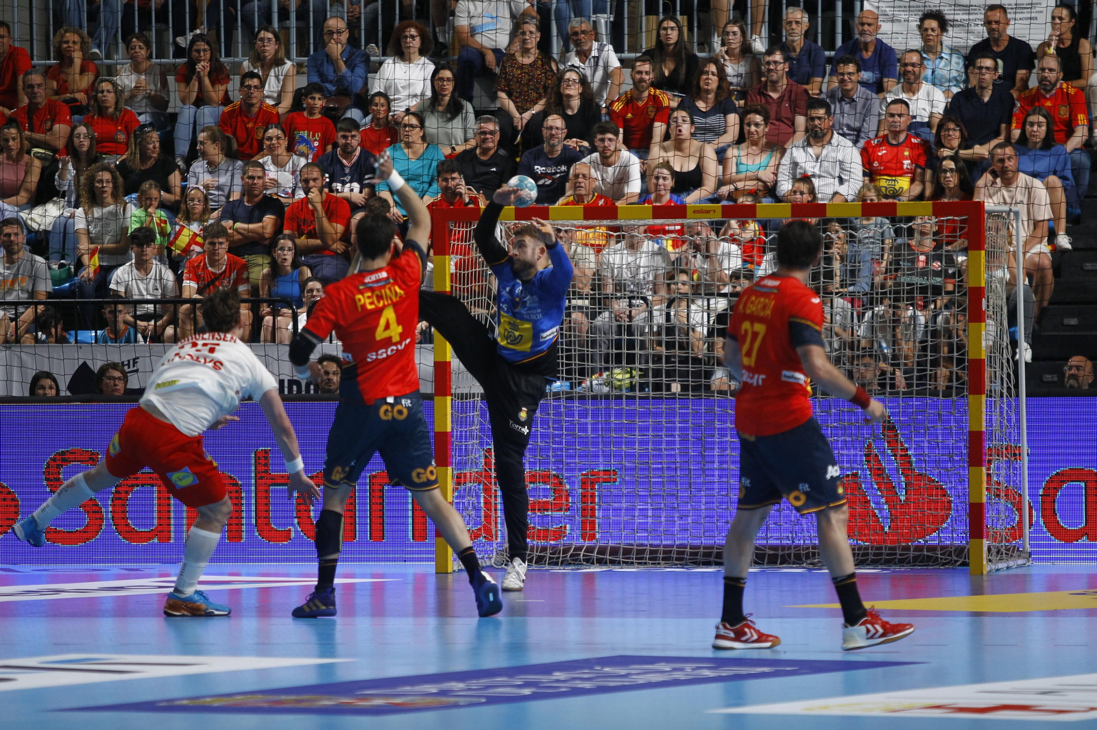 Imágenes del España-Dinamarca de la EHF Euro Cup de balonmano, en Almería