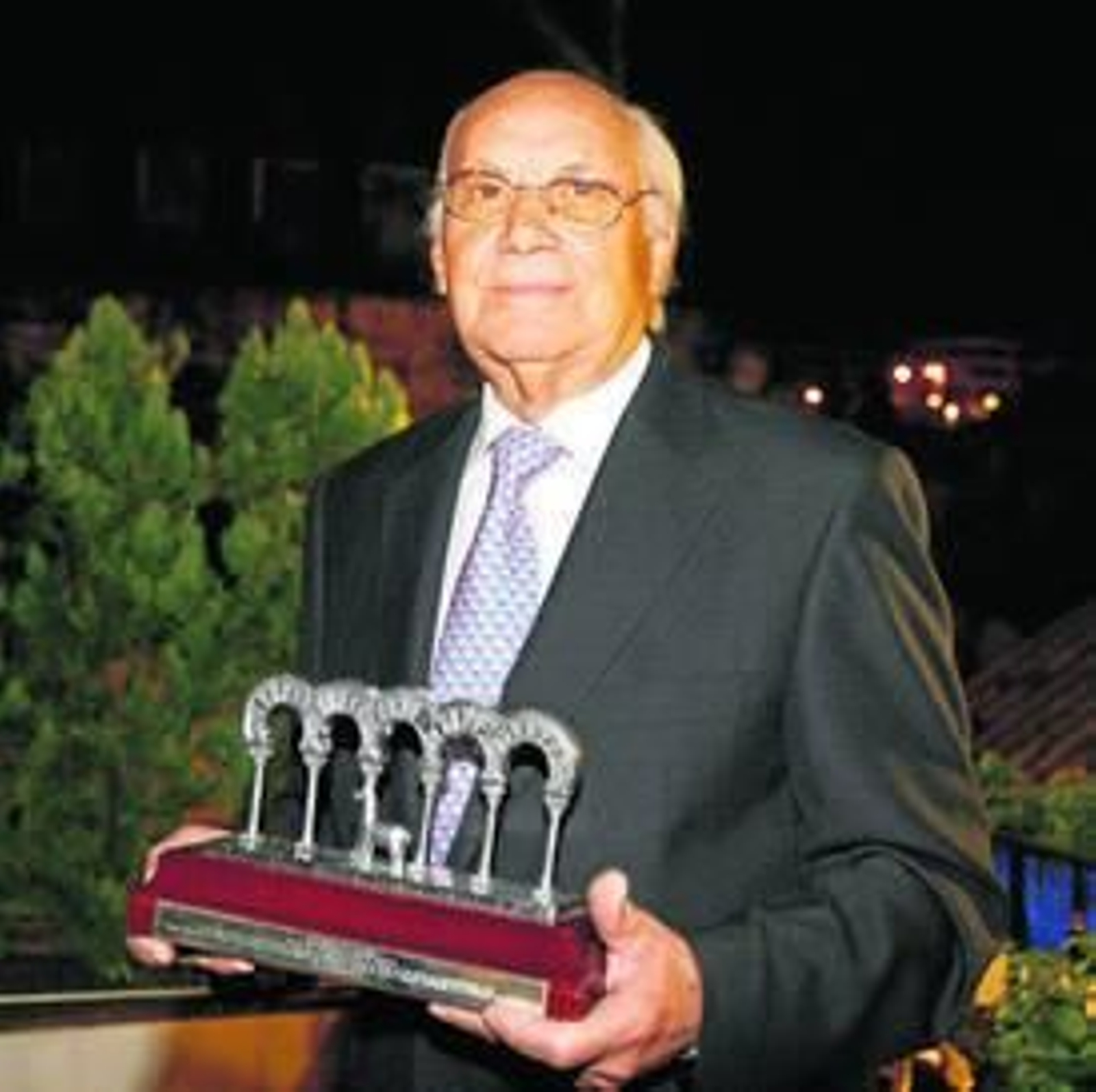 Eliseo Morán, en 2012 en Córdoba, con el premio Cervatillo Taurino.