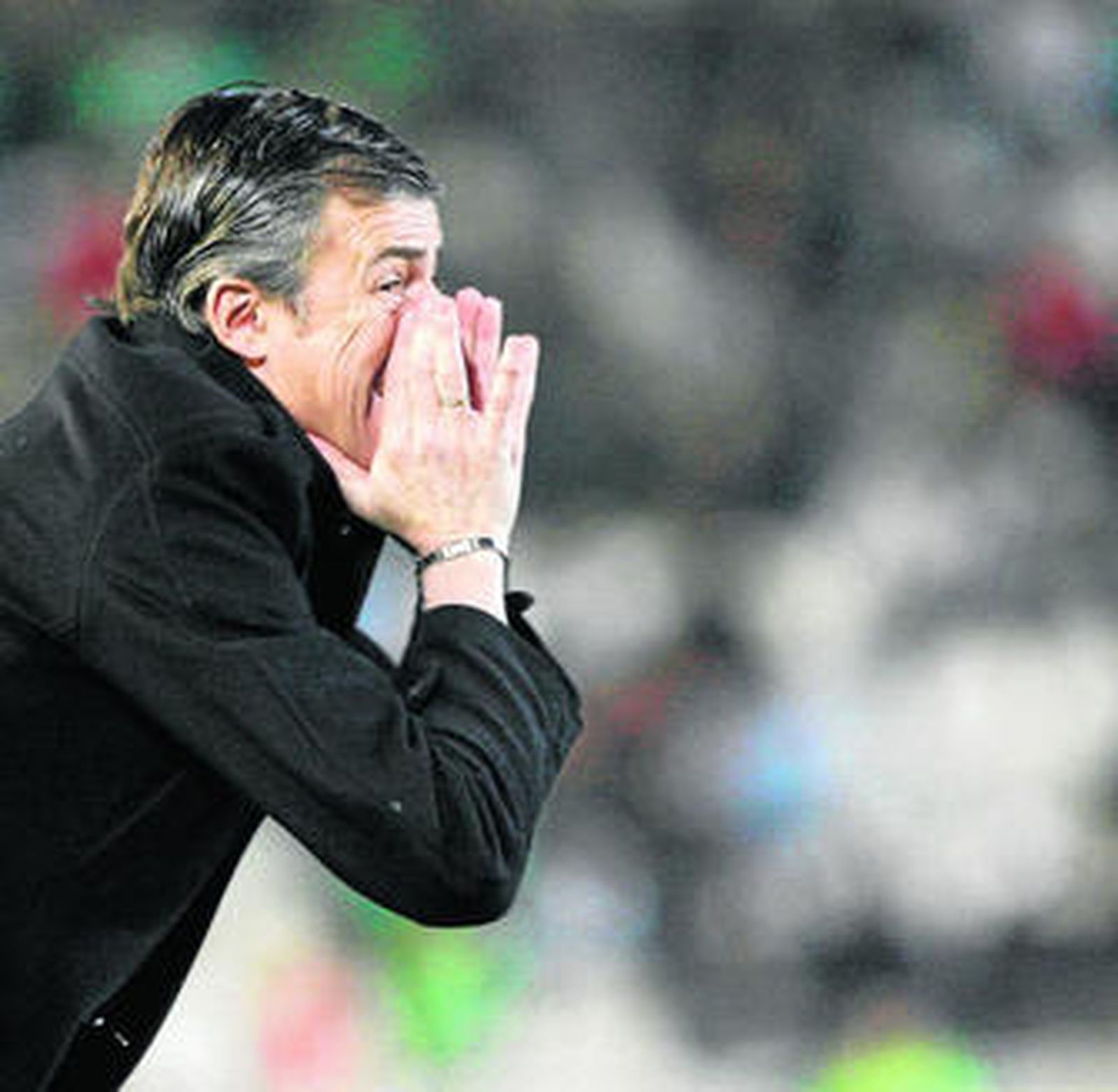 Lucas Alcaraz vocifera desde la línea de banda de El Arcángel durante el duelo de ayer.