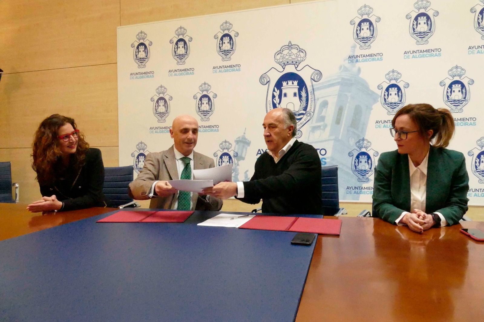 La firma del convenio entre la Fundación Cepsa y el Ayuntamiento.