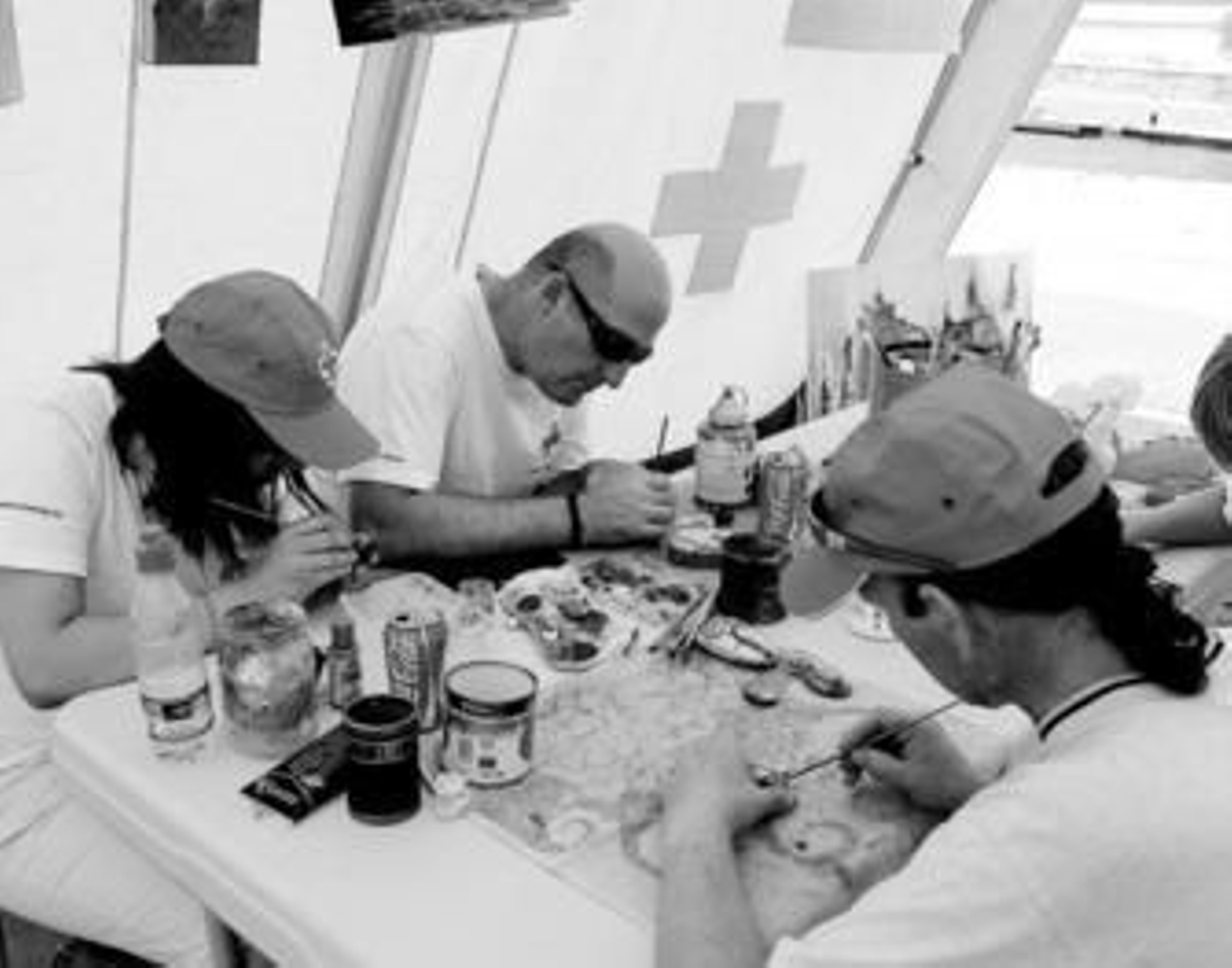 Voluntarios y usuarios del programa contra las drogas de Cruz Roja realizan trabajos manuales y pintura como actividad de reinserción.