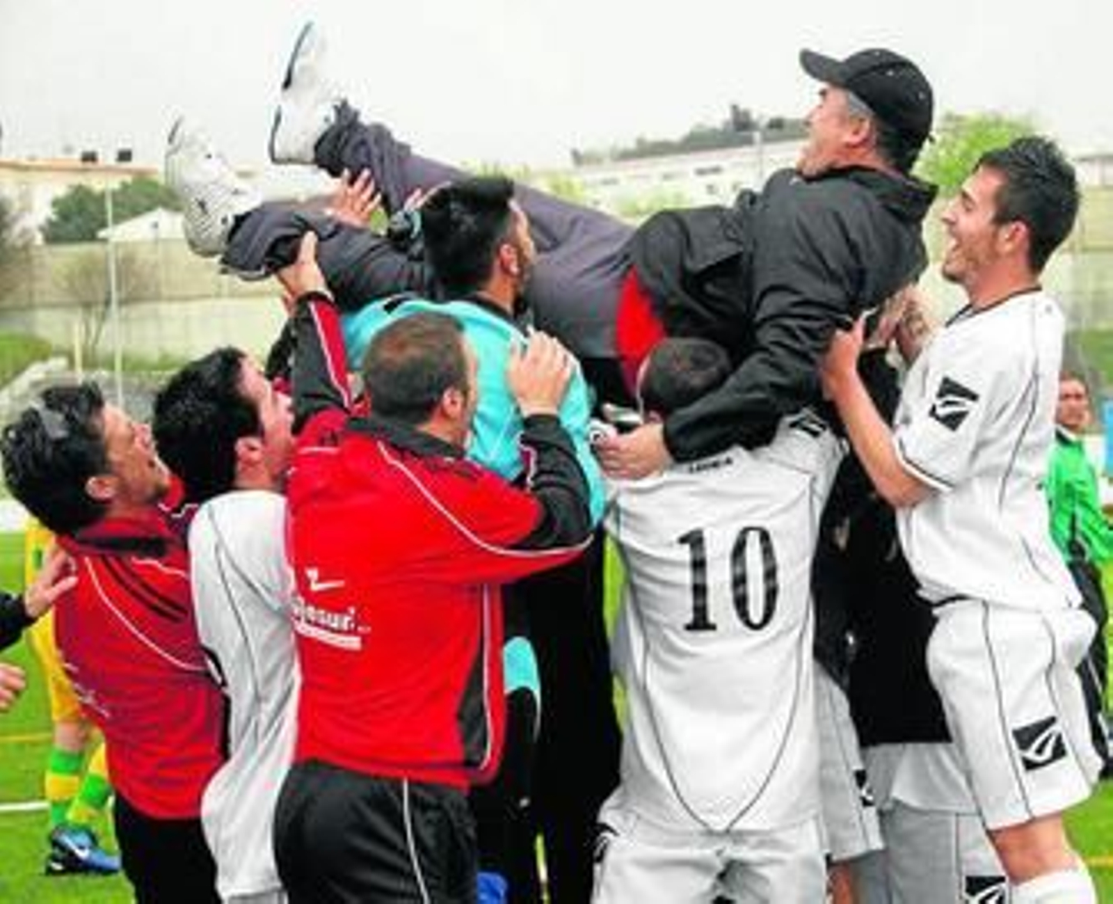 Los jugadores del Sidonia mantean a su técnico, Leo Muñoz.