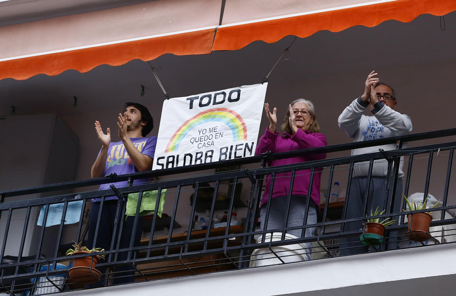 Coronavirus: El primer día de aplausos en Málaga en el que el sol aún no ha caído, en fotos