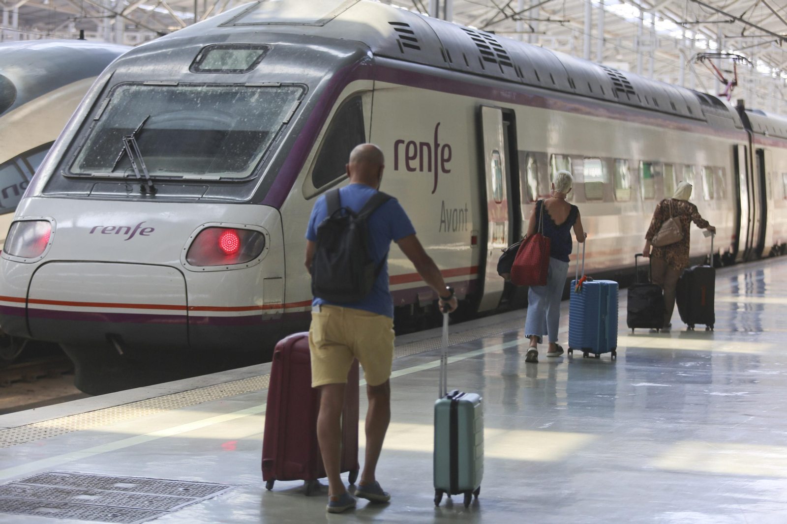 Viajeros de un tren Avant en la estación de Málaga-María Zambrano