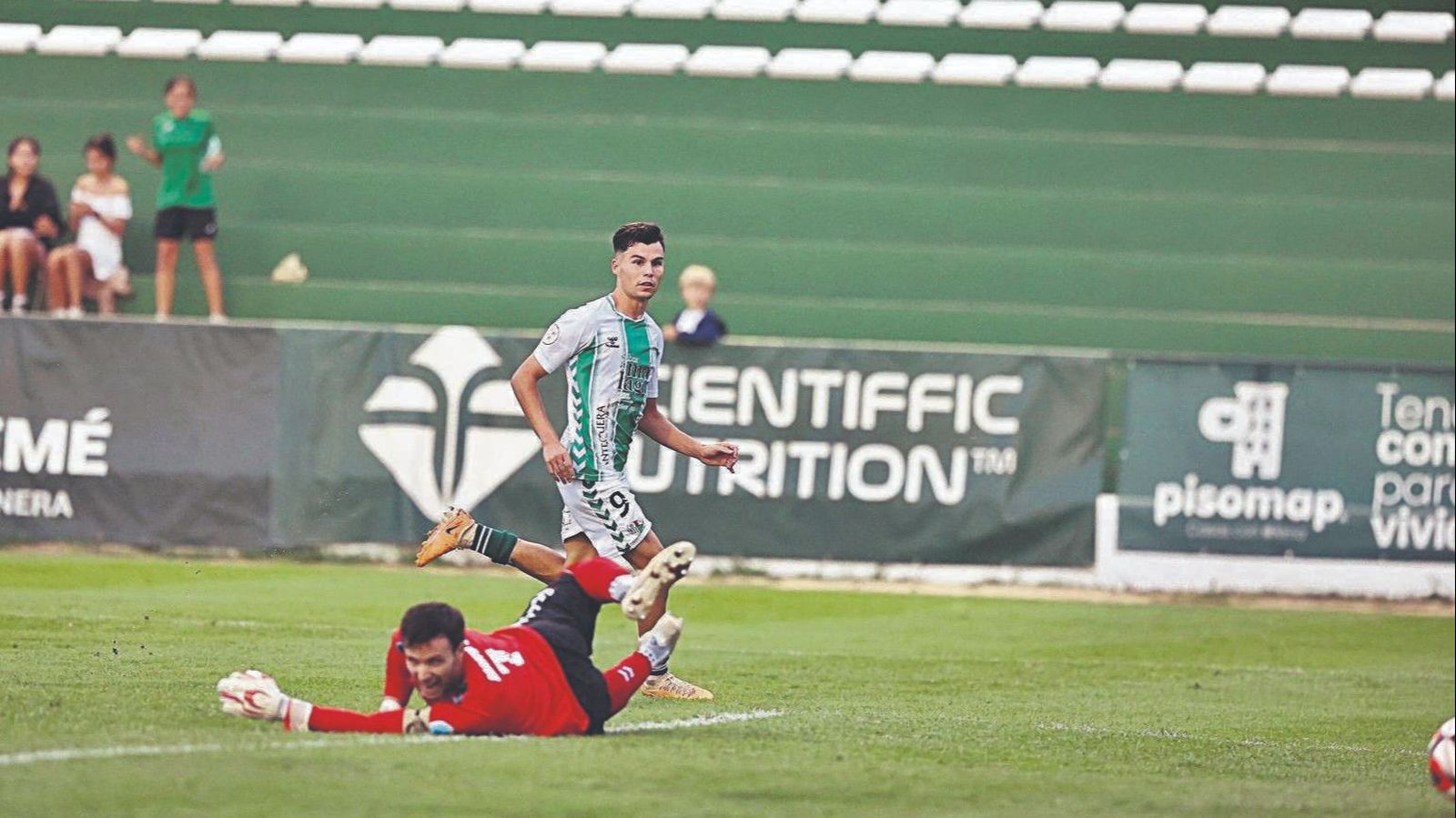 Luismi Redondo anota un gol.