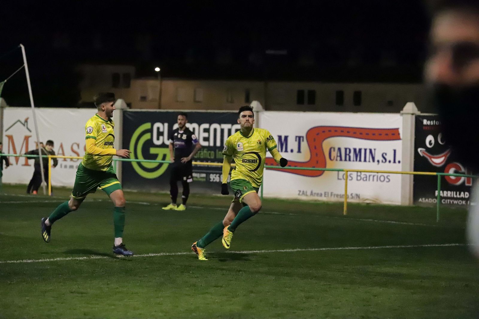Javi Forján celebra un gol al Coria con la camiseta de Los Barrios.