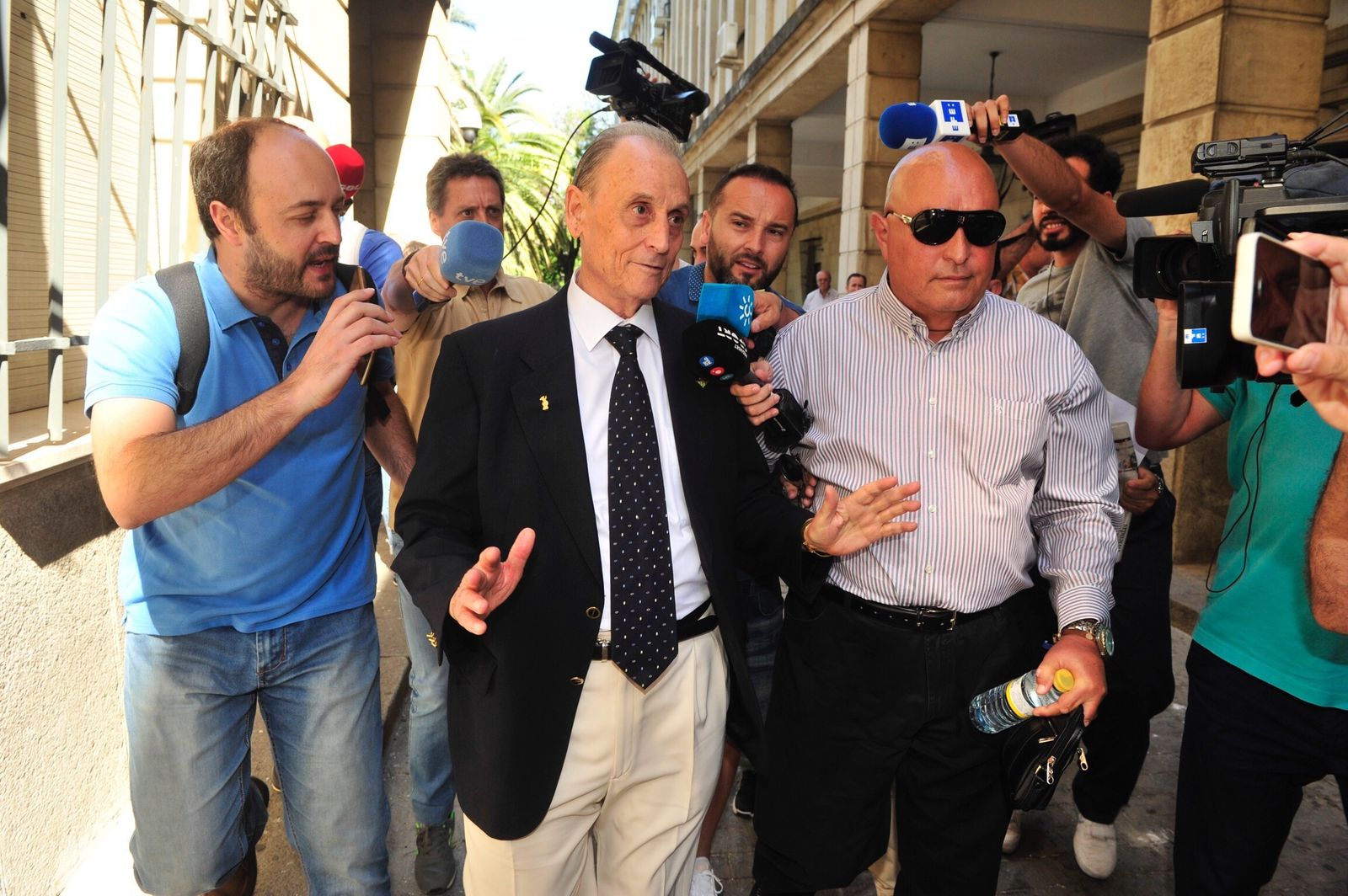 Lopera abandona los juzgados rodeado de periodistas