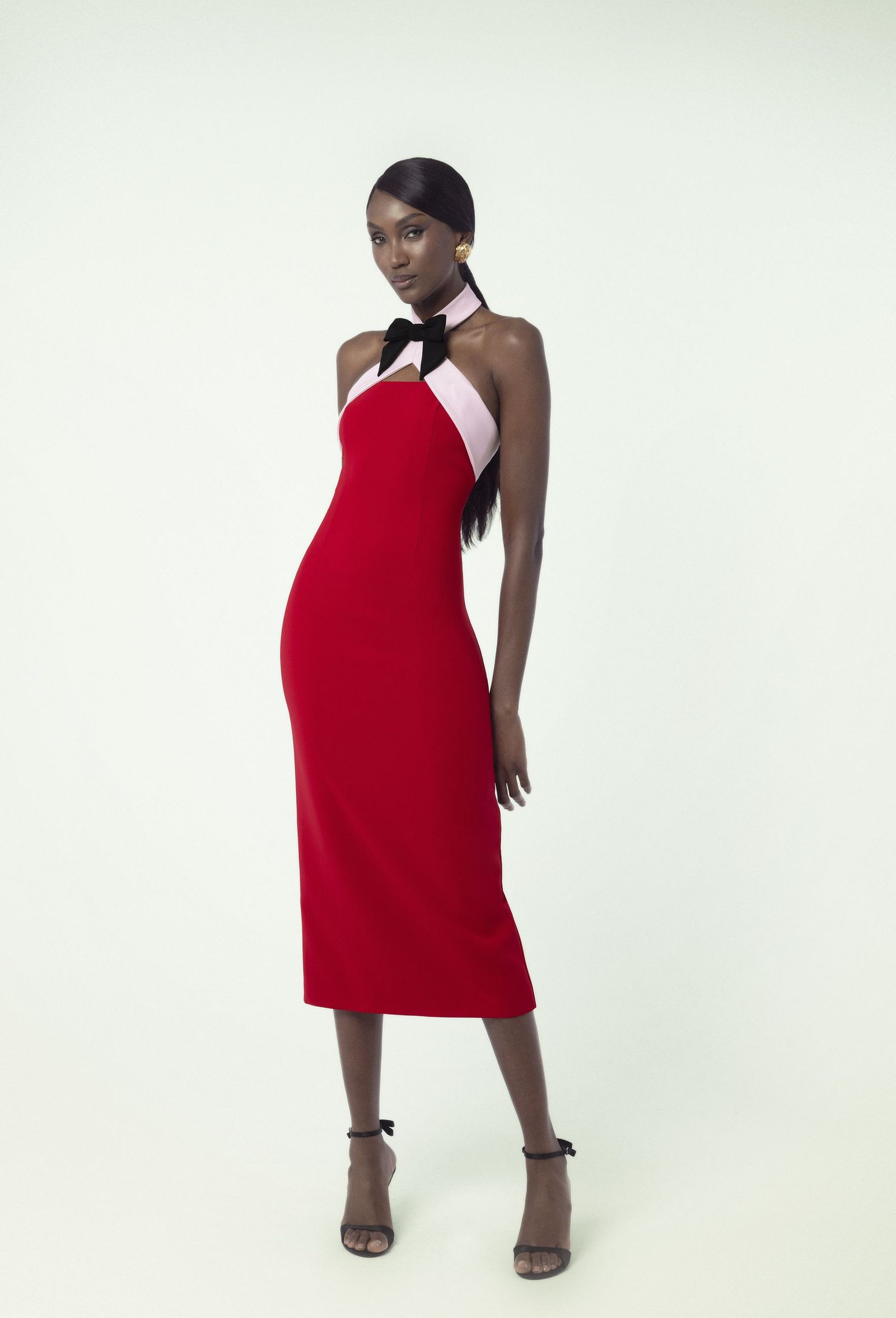 El diseñador hace un recorrido por sus cortes icónicos, como los cuellos halter y las siliuetas lápiz.