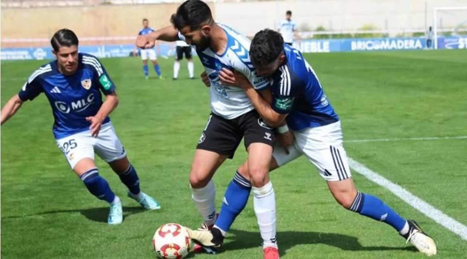 Lado presiona a Ilias con Teté a la expectativa