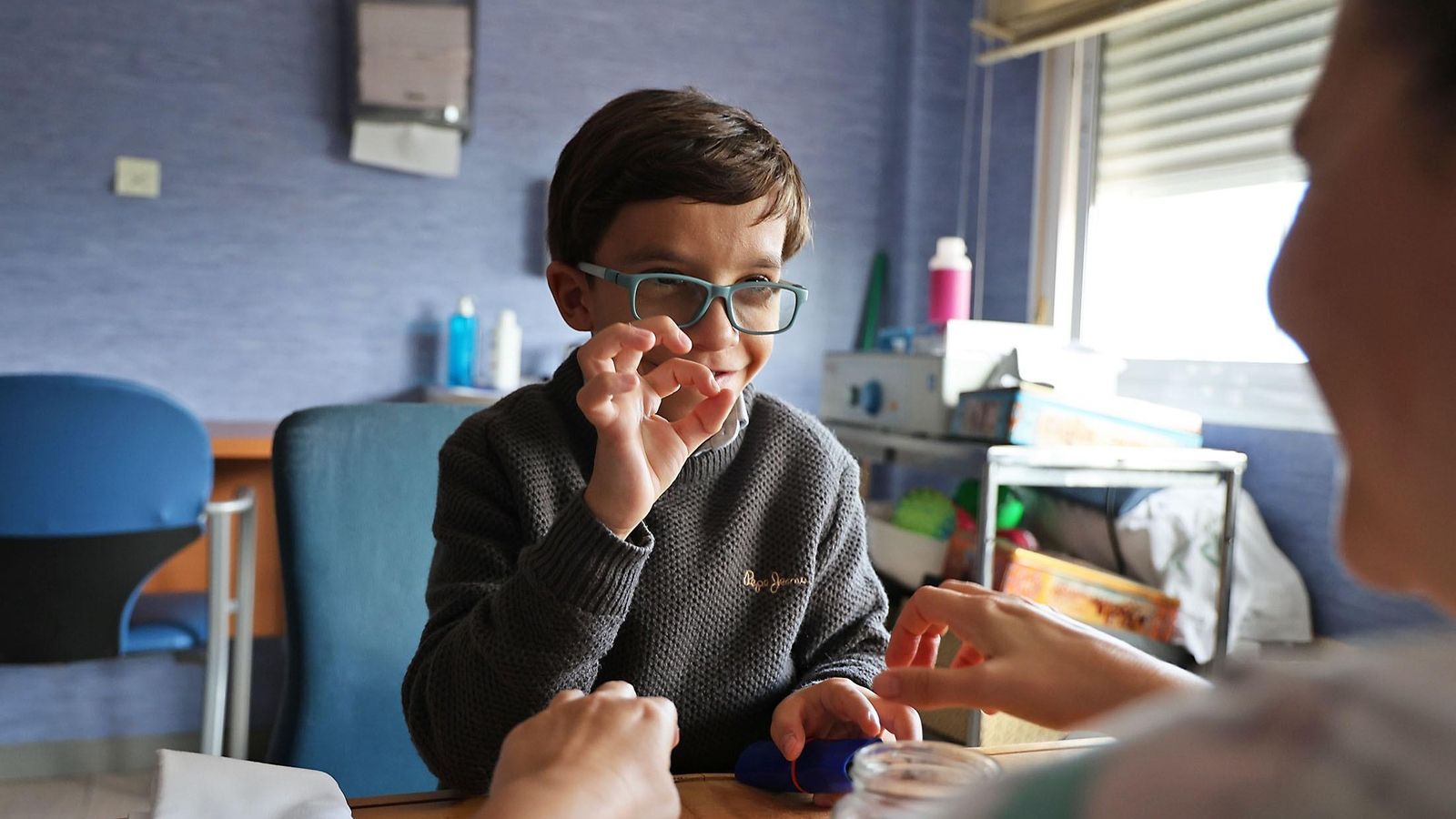 Leo trabaja las habilidades de las manos.