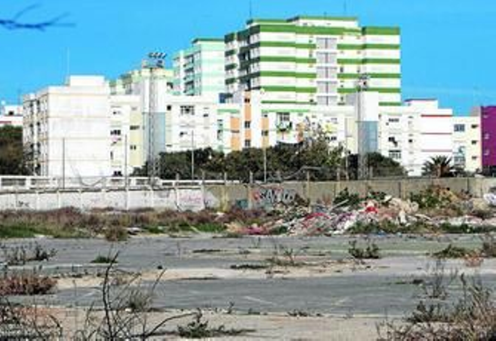 El solar que debería de ocupar ya el Hospital Regional es hoy un solar abandonado.