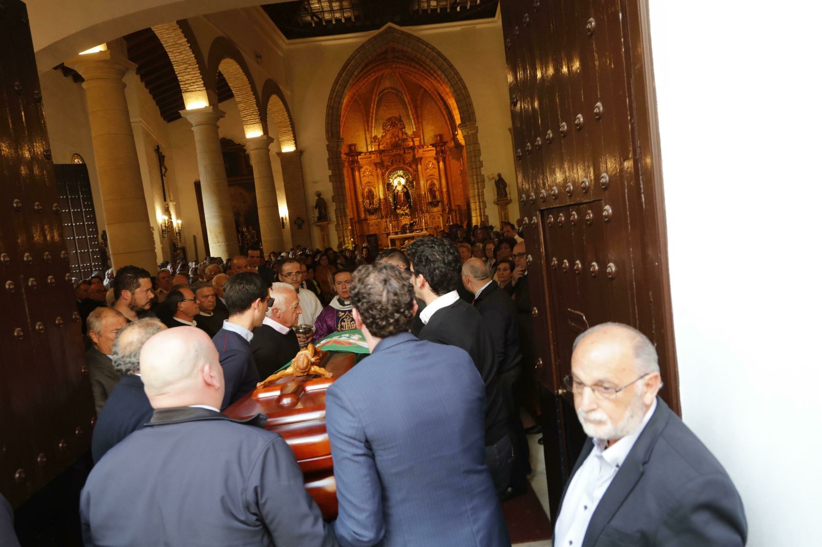 El féretro con el cuerpo de Rogelio es llevado al interior de la Parroquia de la Estrella