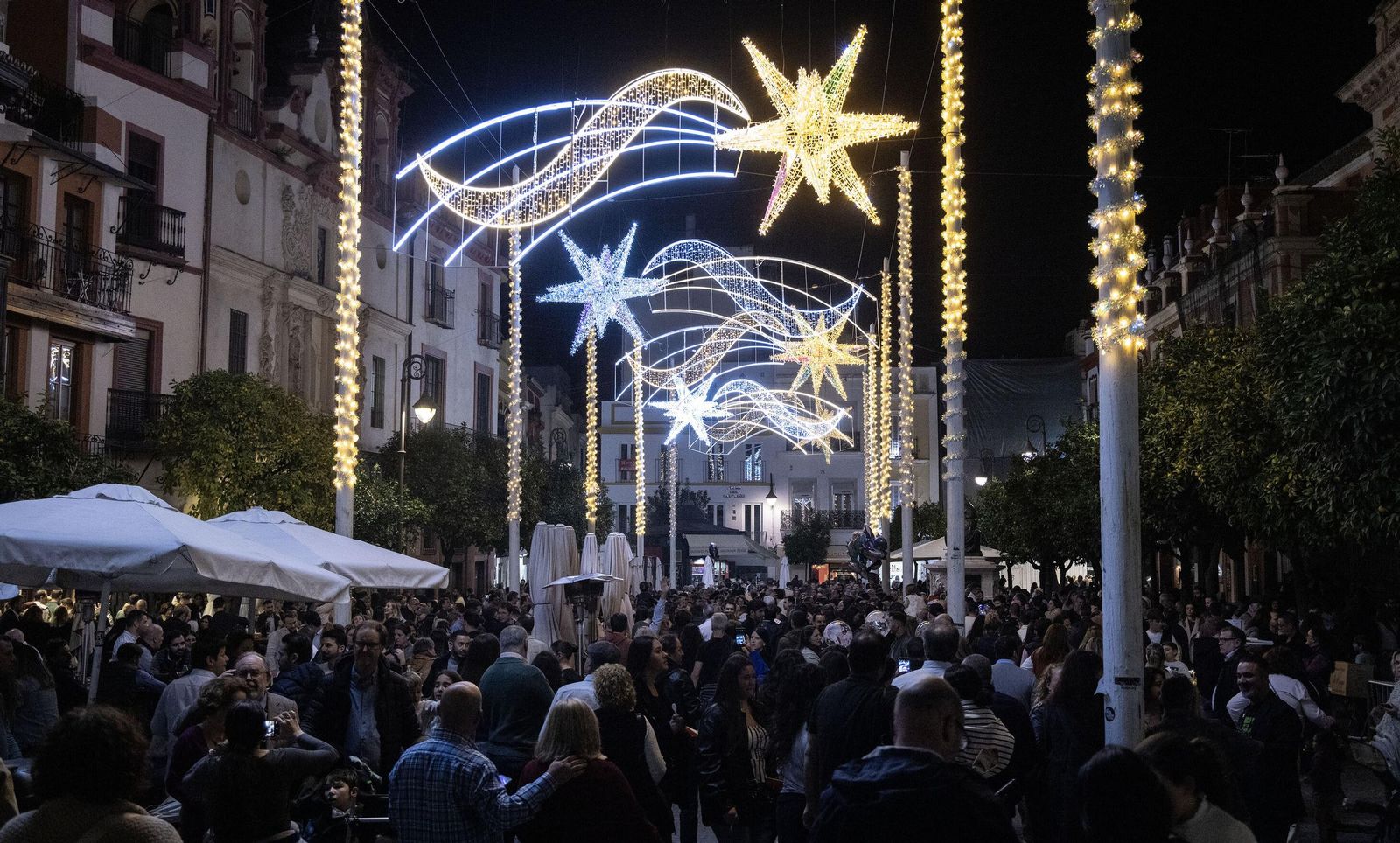 Una multitud se agolpa casi a diario en las calles del centro para contemplar el alumbrado navideño.
