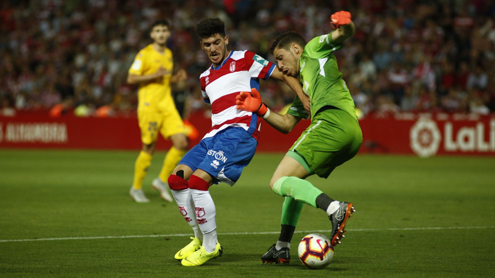 Neva presiona al portero del Alcorcón el día de su debut con el primer equipo del Granada.