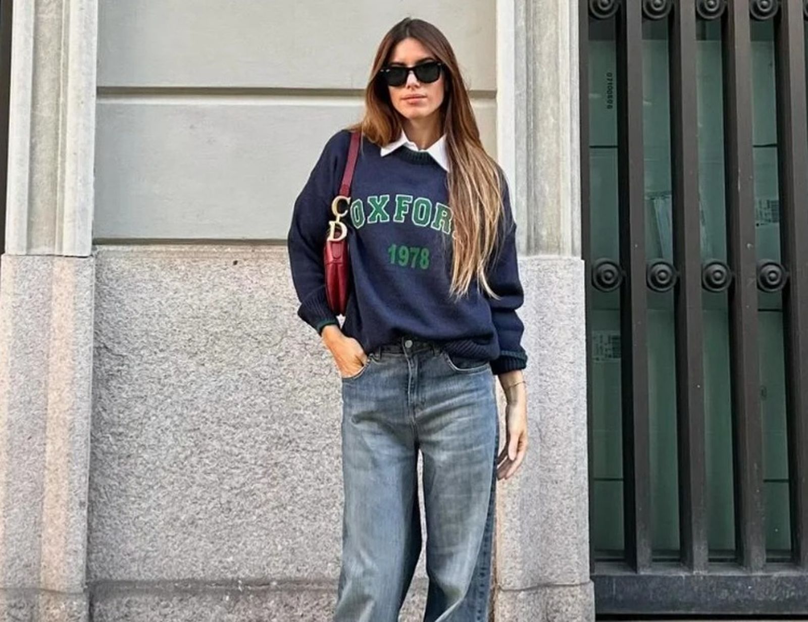 No solo con vaquweros, las sudaderas también combinan con faldas, bermudas e incluso vestidos.