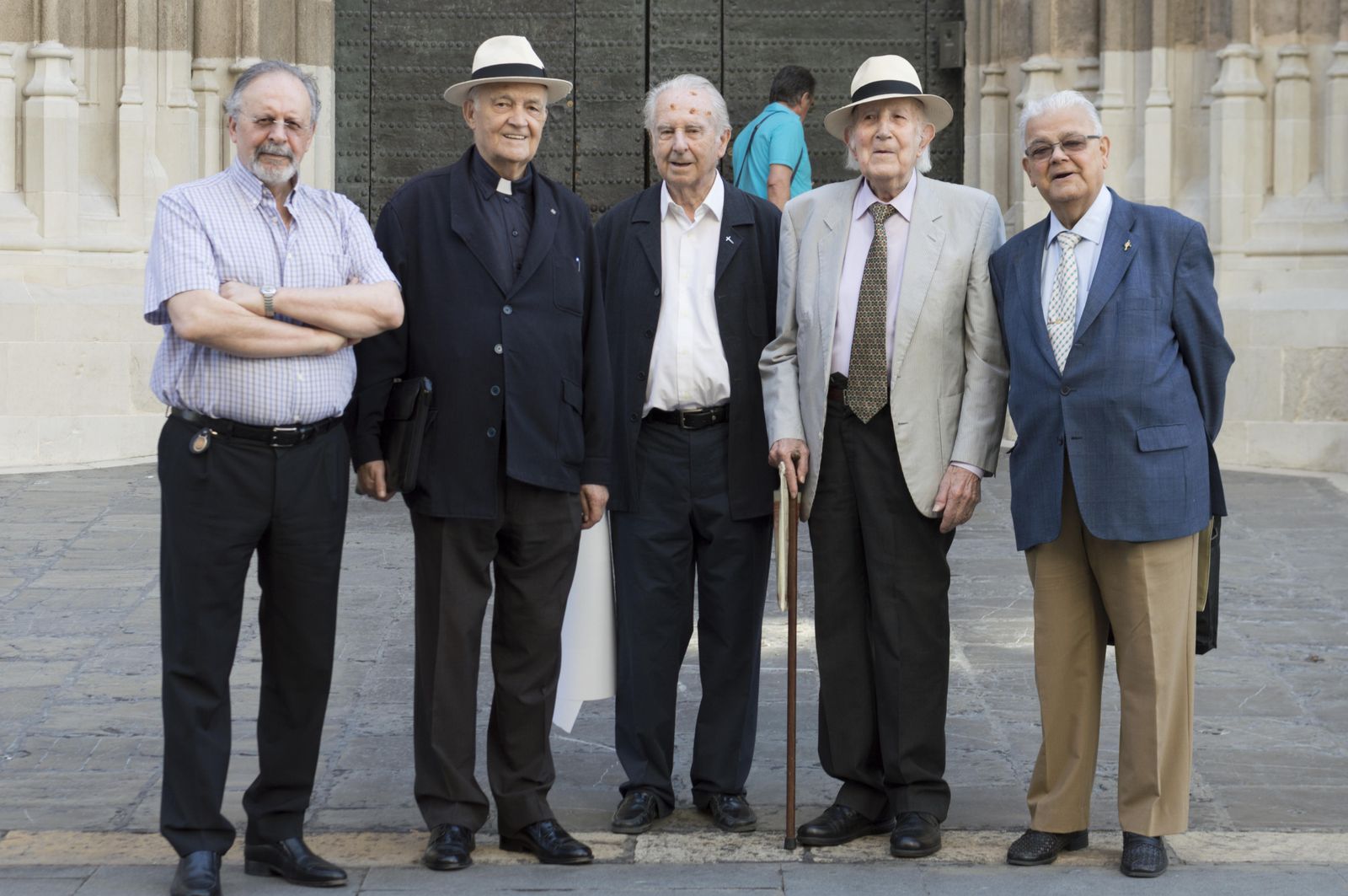 De izquierda a derecha, Manuel Moreno, Ulpiano Pacho, Pedro Ybarra, Jacinto Maqueda y José Márquez,  junto a la puerta de San Miguel.