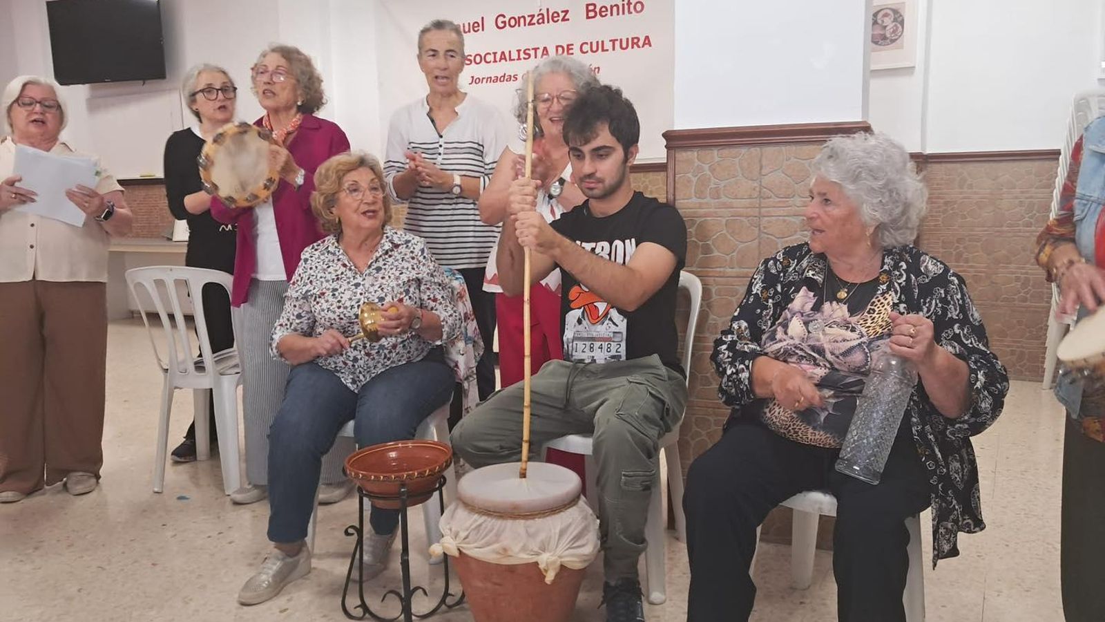 Un momento de la visita a la asociación.