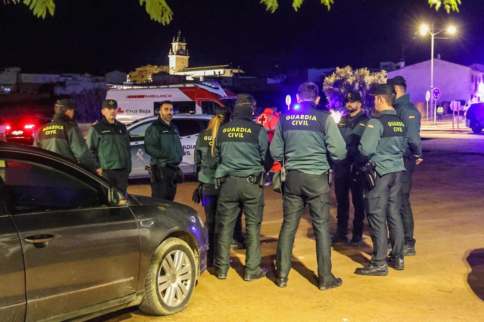 Imágenes en el Hogar del Pensionista de Adamuz en el que los familiares recibieron ayuda e información