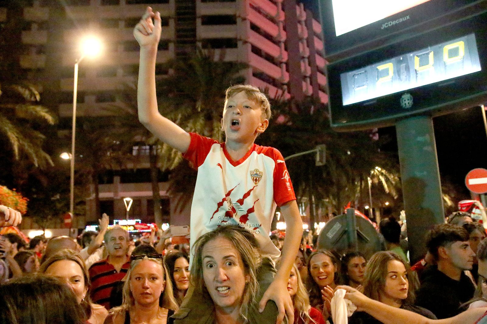 Las imágenes de la celebración del ascenso del Almería en la Plaza de las Velas