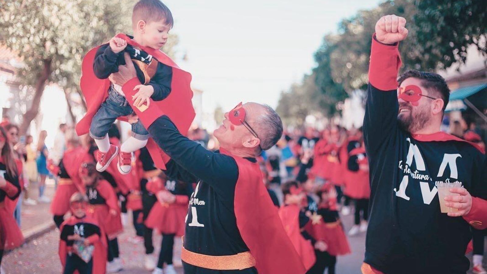 Martín con su padre y un familiar en los carnavales de Guadalcacín. Martín con su padre y un familiar en los carnavales de Guadalcacín.