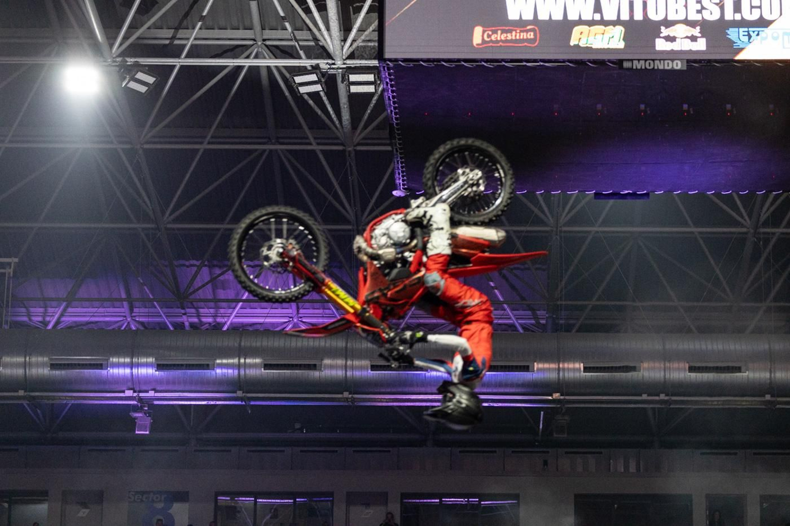 En imágenes: el Soloflow Freestyle enamora en Jaén con acrobacias y espectáculo en estado puro