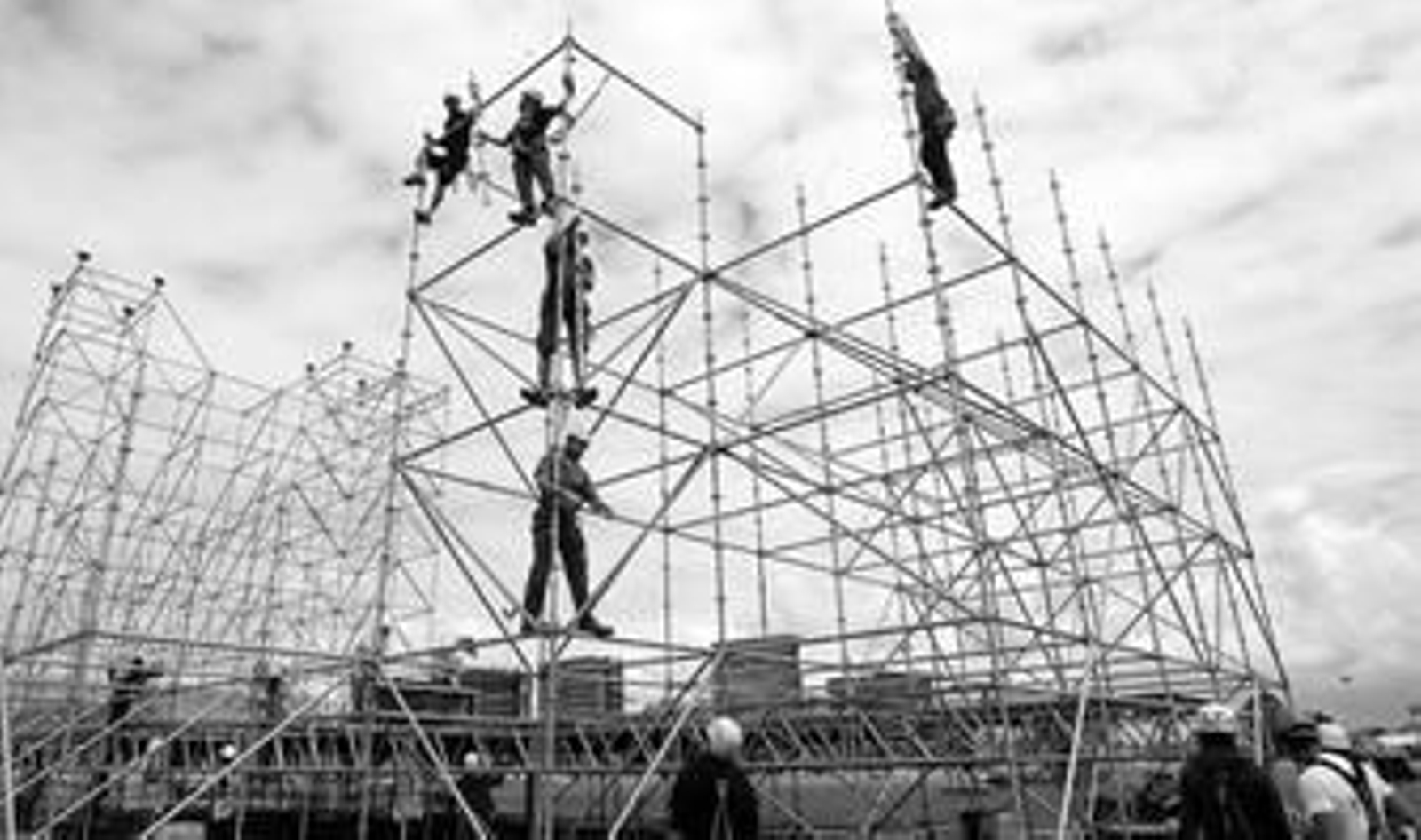 Operarios, ayer, en plena faena montando el escenario donde tendrán lugar las actuaciones en la explanada cercana al González Hontoria.