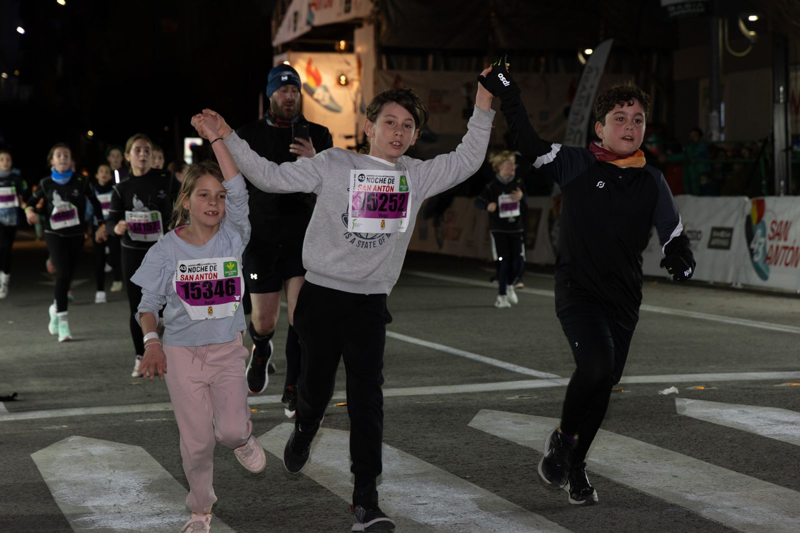 En imágenes: 2.000 atletas brillan con luz propia en la infantil de la Carrera de San Antón 2026