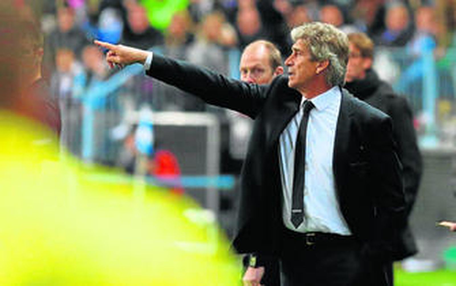 Pellegrini ordena a uno de sus jugadores desde la banda.