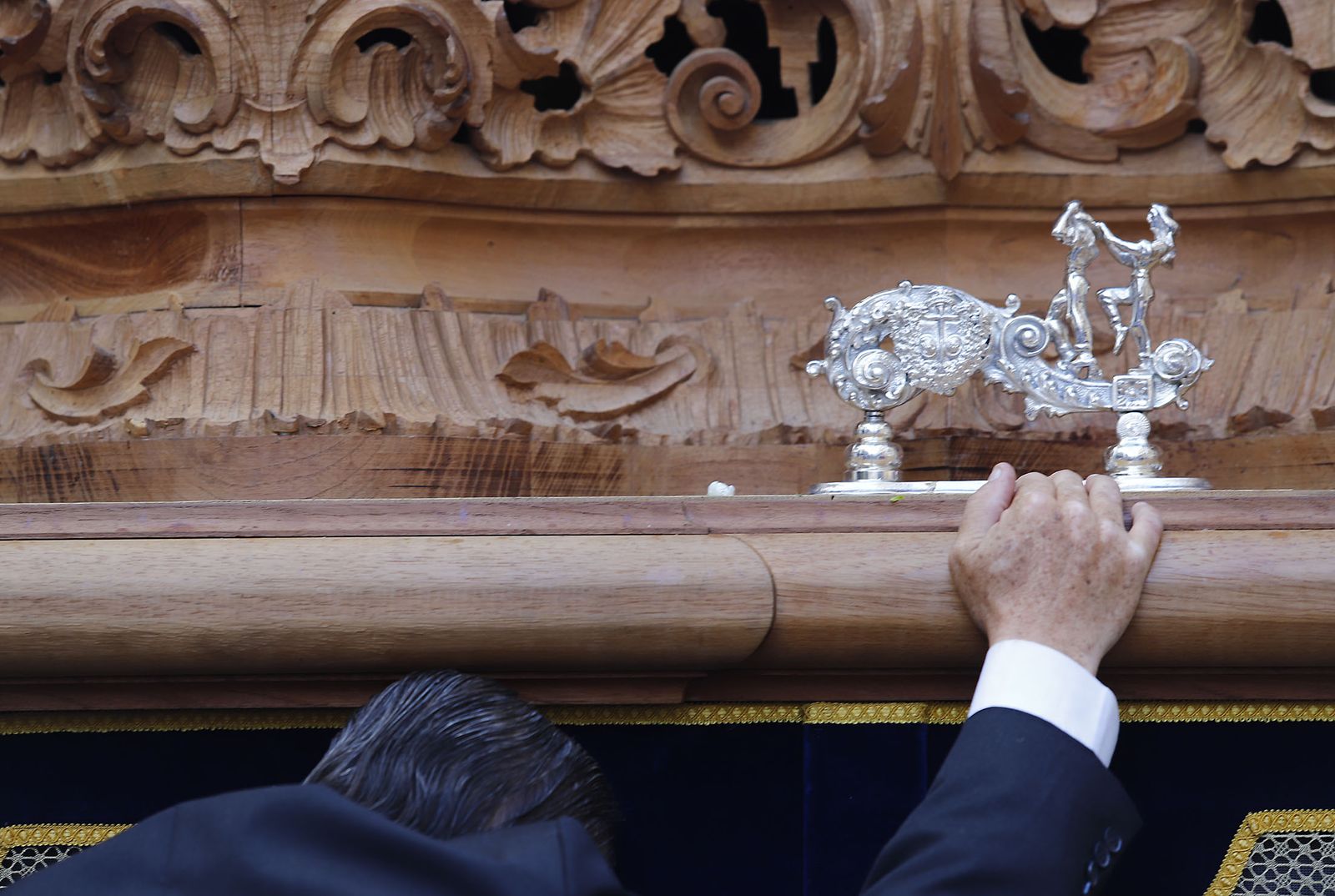 El Resucitado procesiona por el barrio de la Hispanidad de Huelva