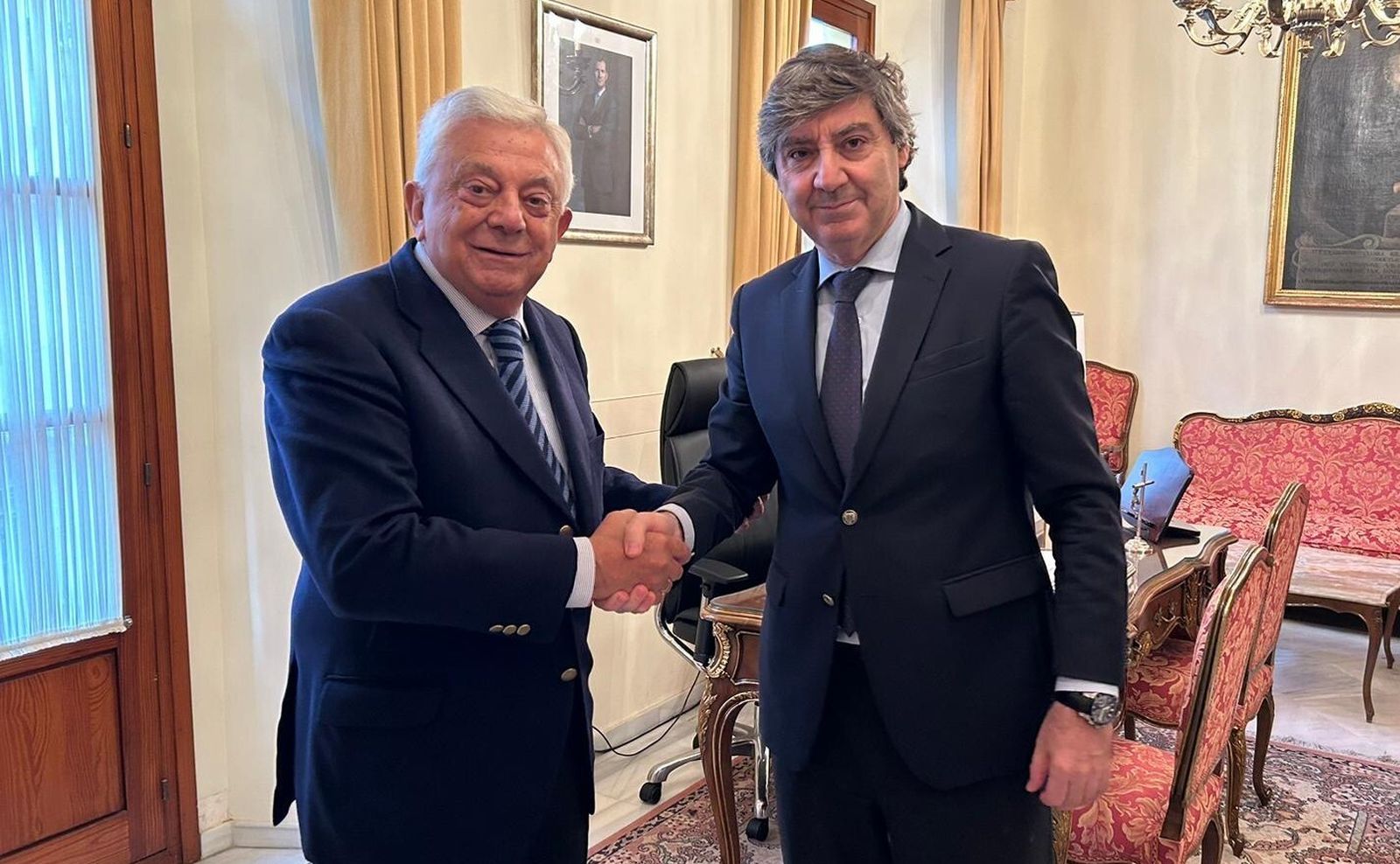 Óscar Fernández León (a la derecha) estrecha la mano a Francisco Herrero.